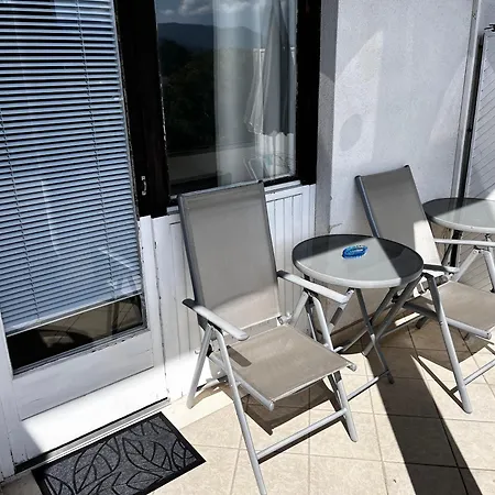 Lakeside Apartment *